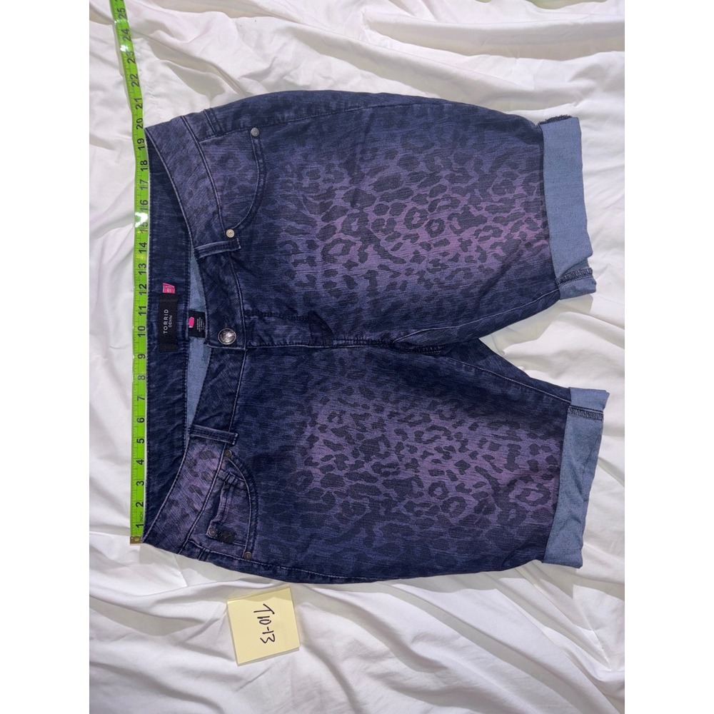 Torrid Denim Purple Leopard Print Bermuda Shorts Cuffed Plus Size 18 T10-13
